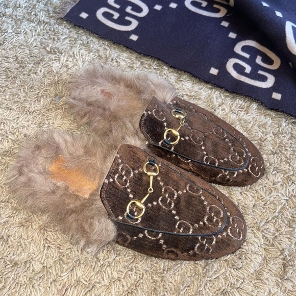 Fur lined Gucci mules size 38 - Picture 2 of 2